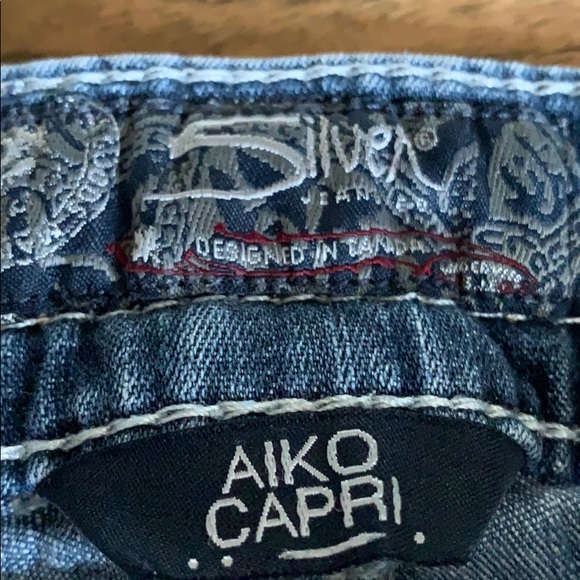 FIRM 🌺 Silver AIKO capris - Picture 2 of 4